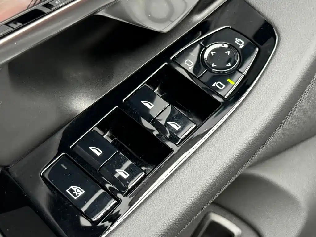 BMW 5 Series — фото 14