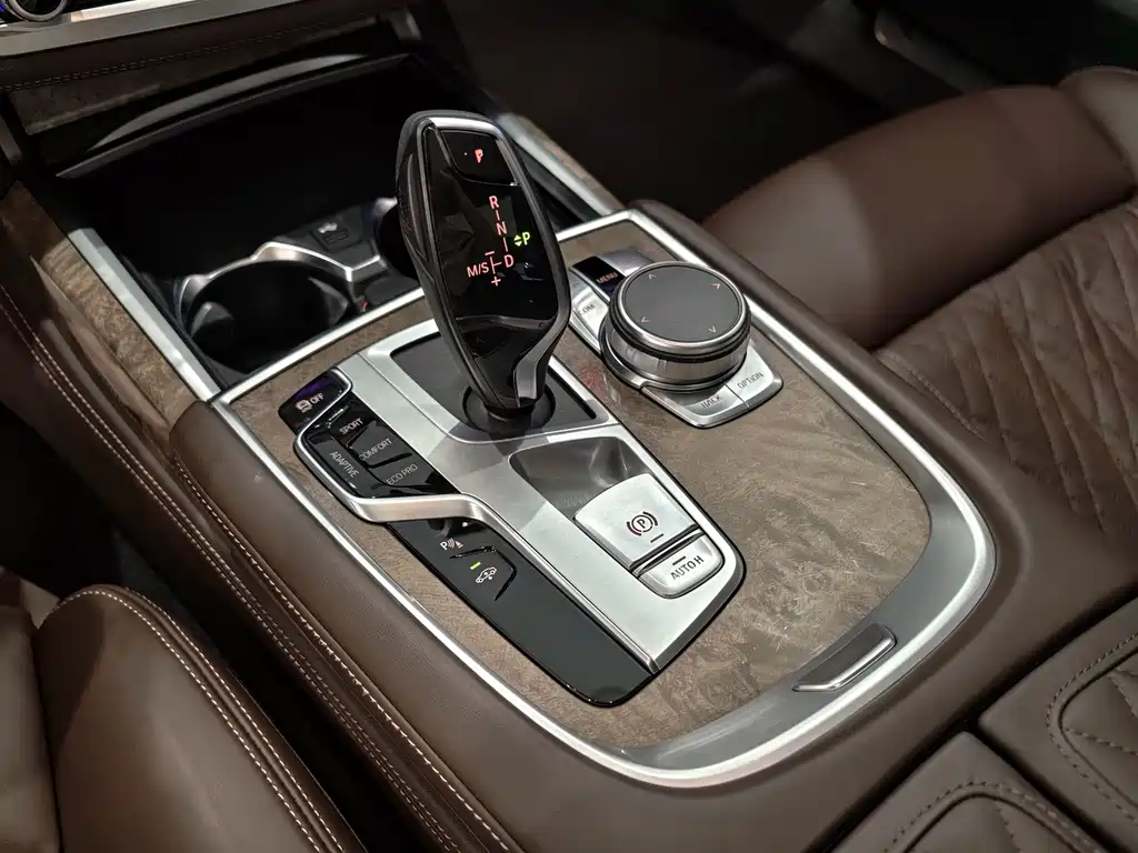 BMW 7 Series — фото 9