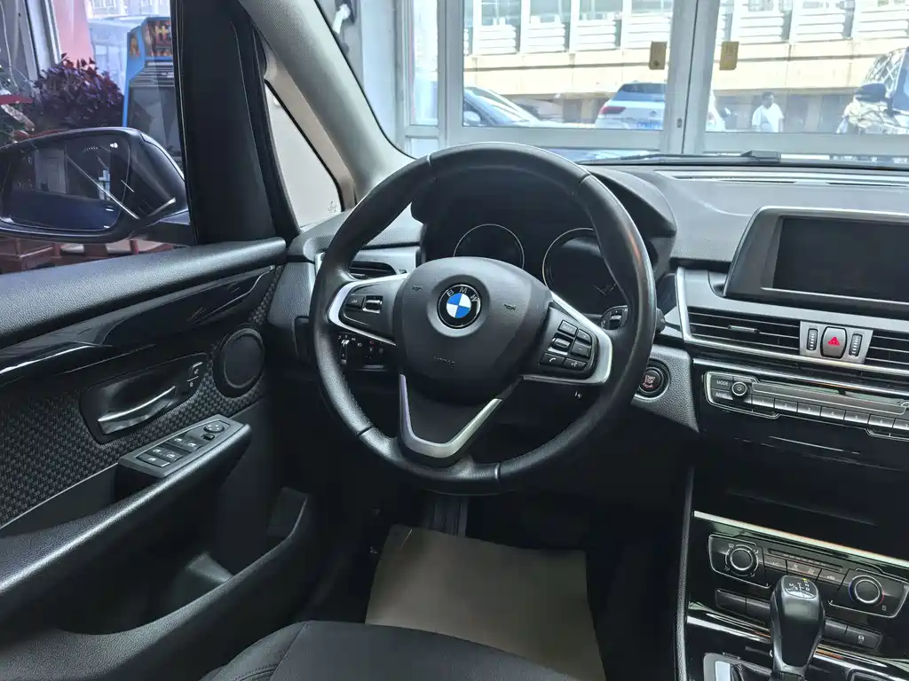 BMW 2 Series Active Tourer — фото 8