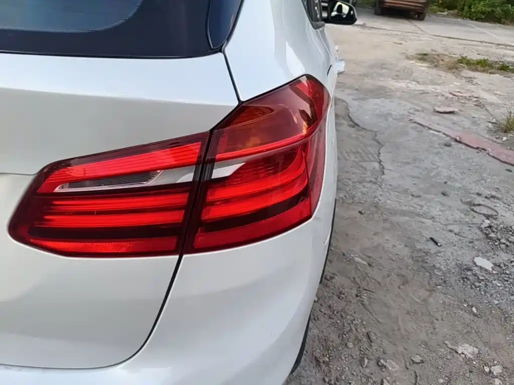 BMW 2 Series Active Tourer — фото 13