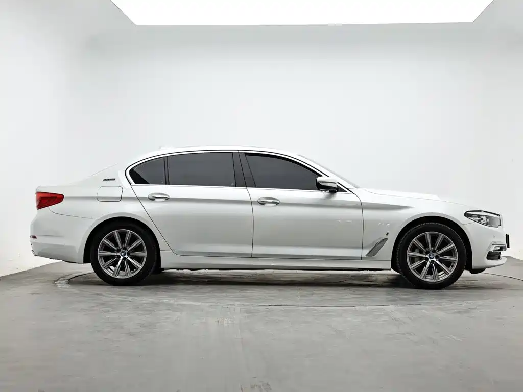 BMW 5 Series New Energy — фото 5