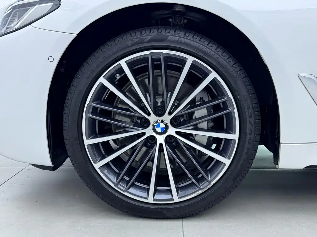 BMW 5 Series — фото 18