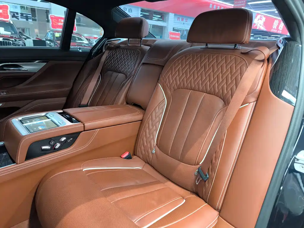 BMW 7 Series — фото 17