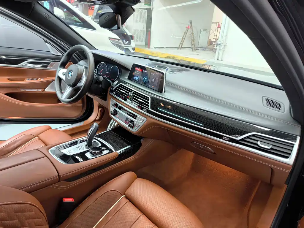 BMW 7 Series — фото 21