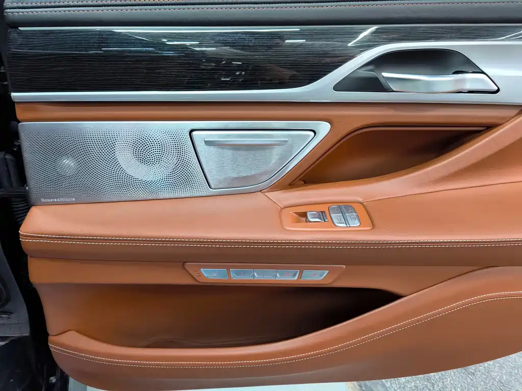 BMW 7 Series — фото 28
