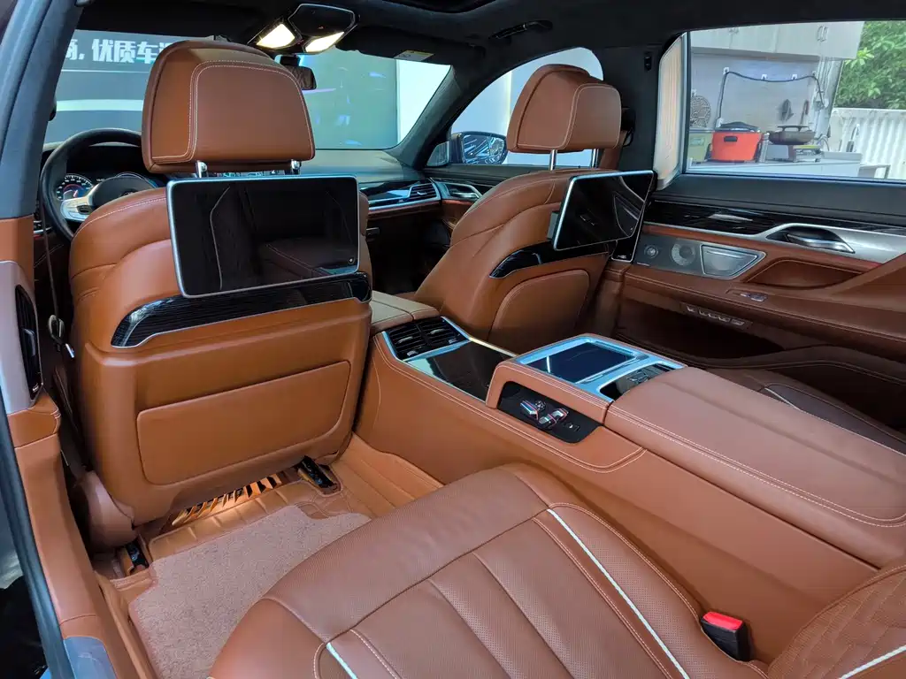 BMW 7 Series — фото 14