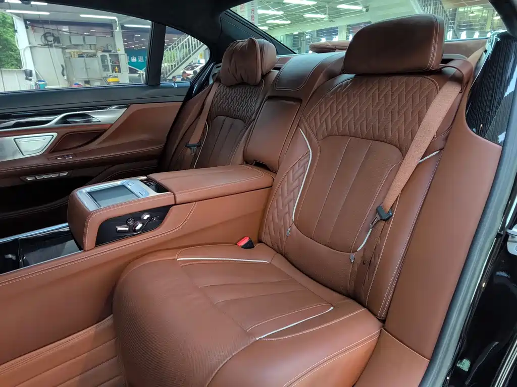 BMW 7 Series — фото 16