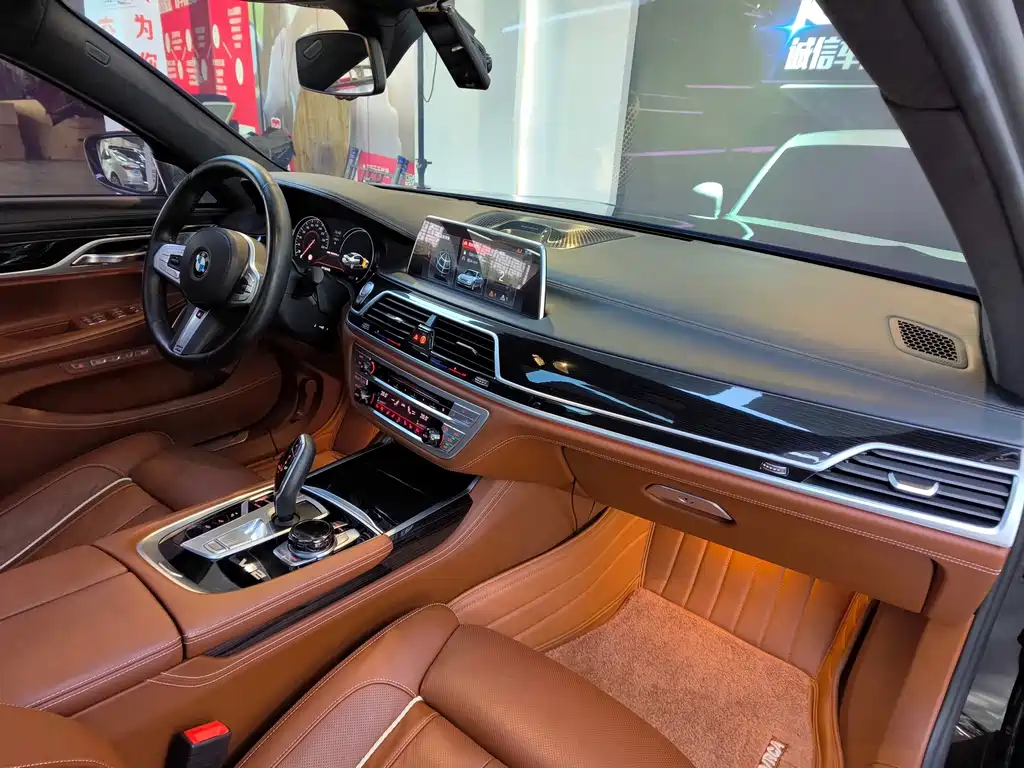 BMW 7 Series — фото 18