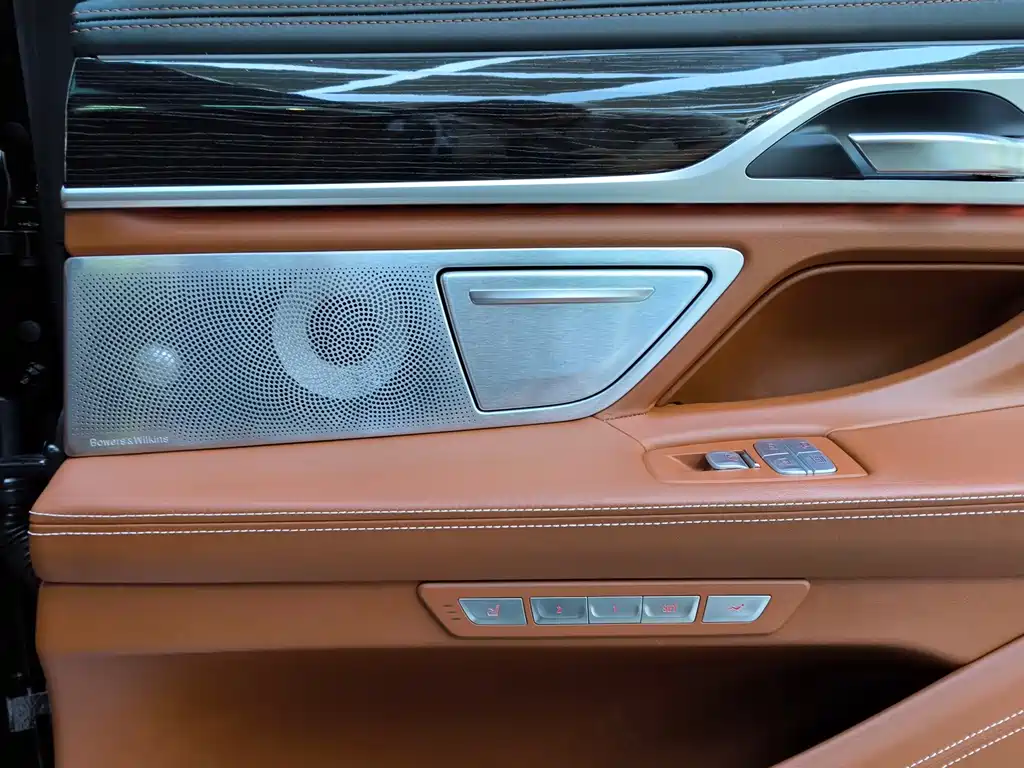 BMW 7 Series — фото 26