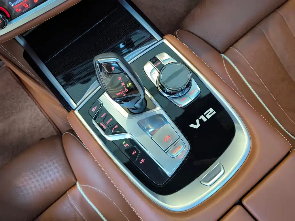 BMW 7 Series — фото 10