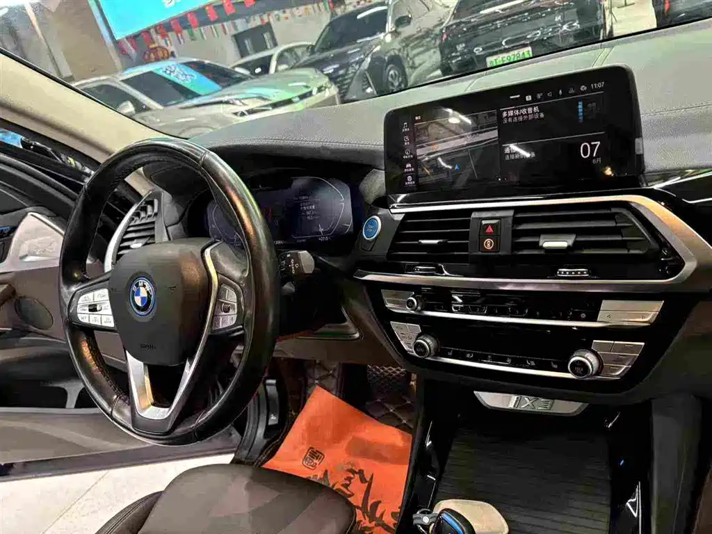 BMW iX3 — фото 22