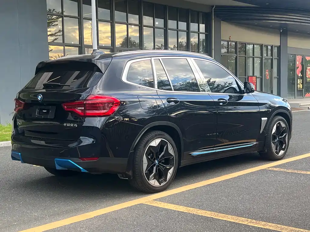 BMW iX3 — фото 9