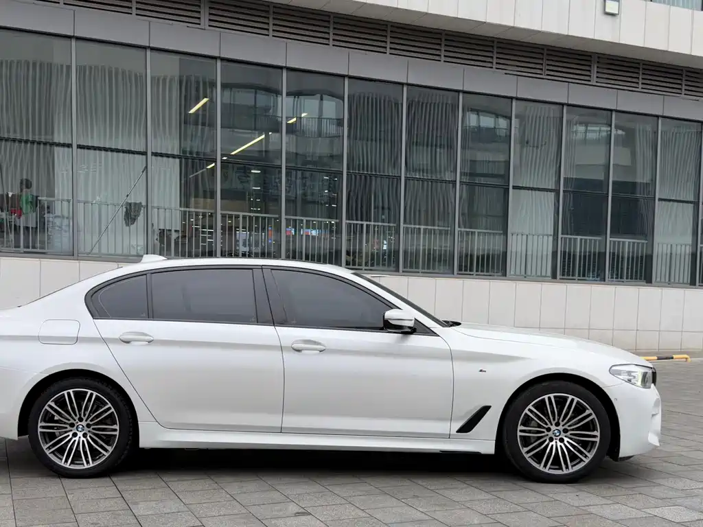 BMW 5 Series — фото 4