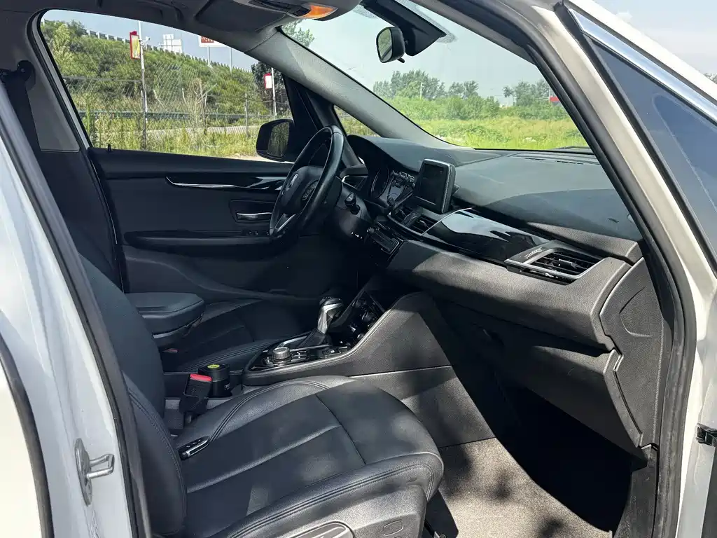 BMW 2 Series Active Tourer — фото 14