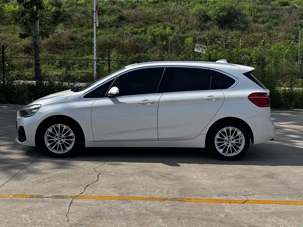 BMW 2 Series Active Tourer — фото 17