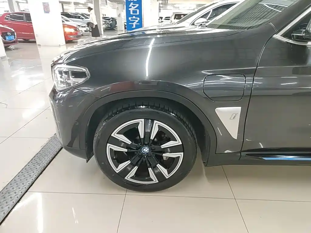 BMW iX3 — фото 23