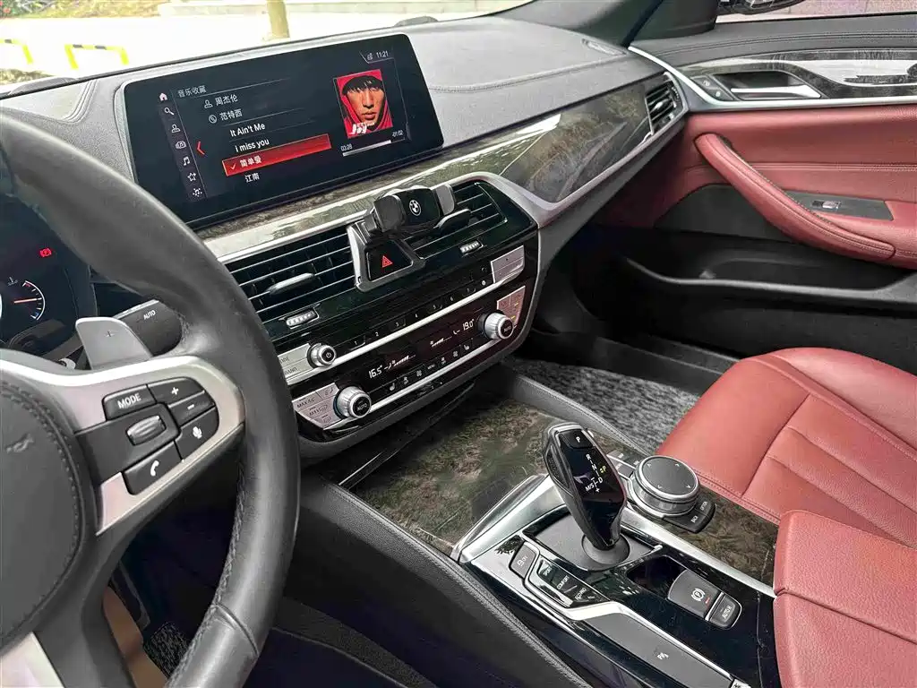 BMW 5 Series — фото 13
