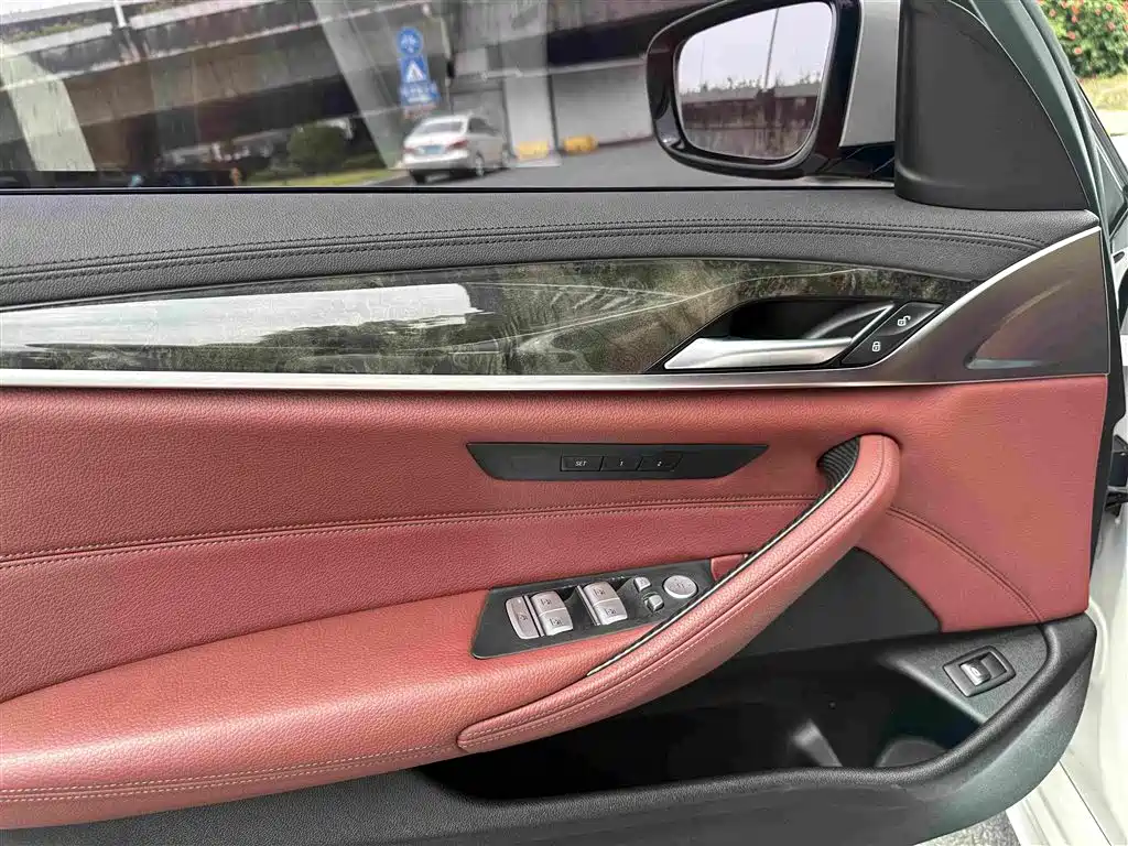 BMW 5 Series — фото 17
