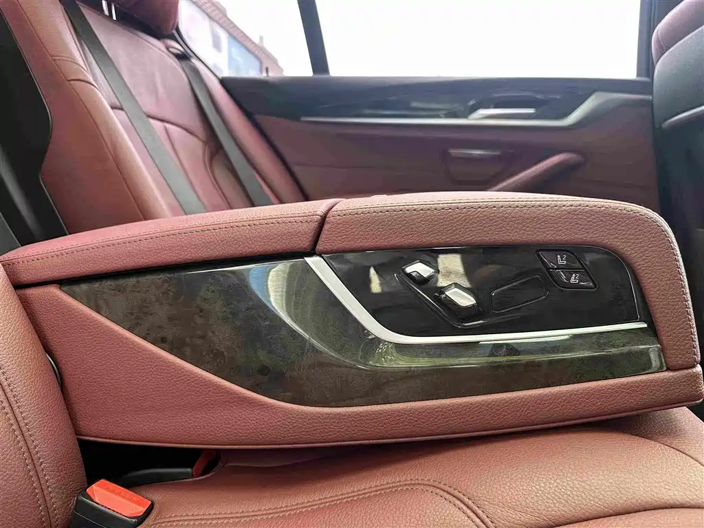 BMW 5 Series — фото 20