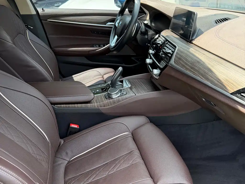 BMW 5 Series — фото 14