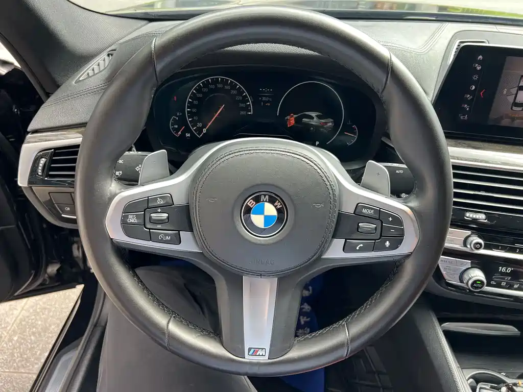 BMW 5 Series — фото 11