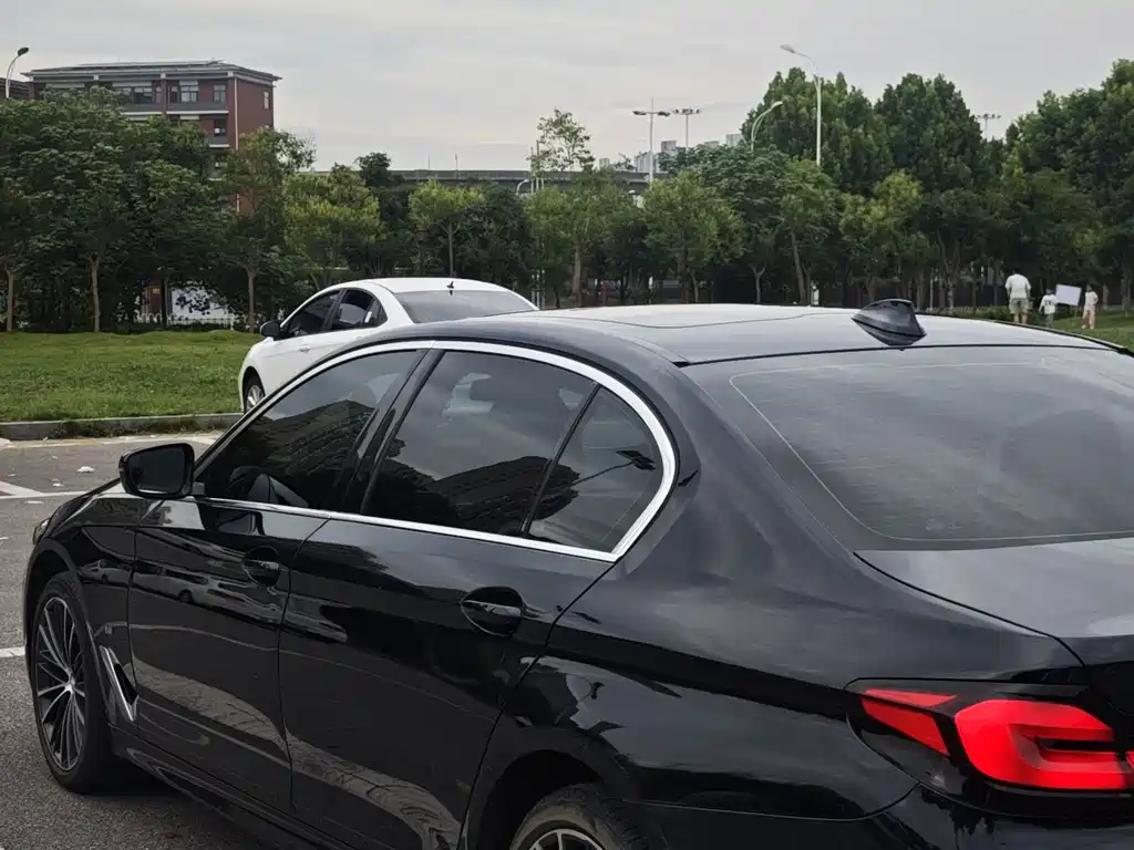 BMW 5 Series — фото 14