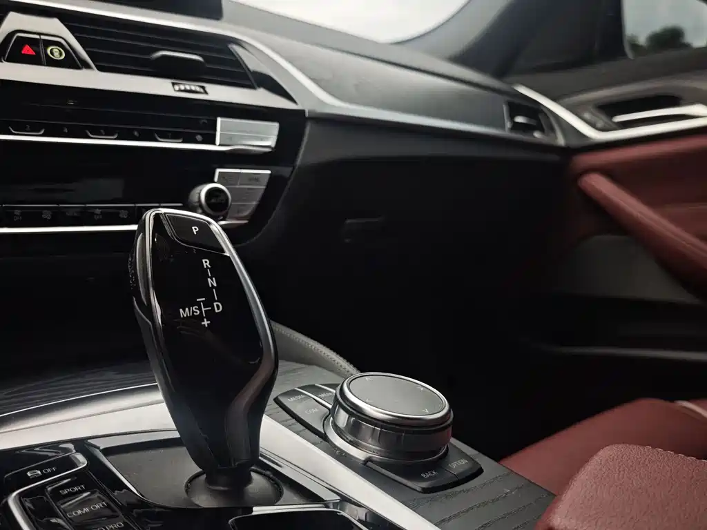 BMW 5 Series — фото 15