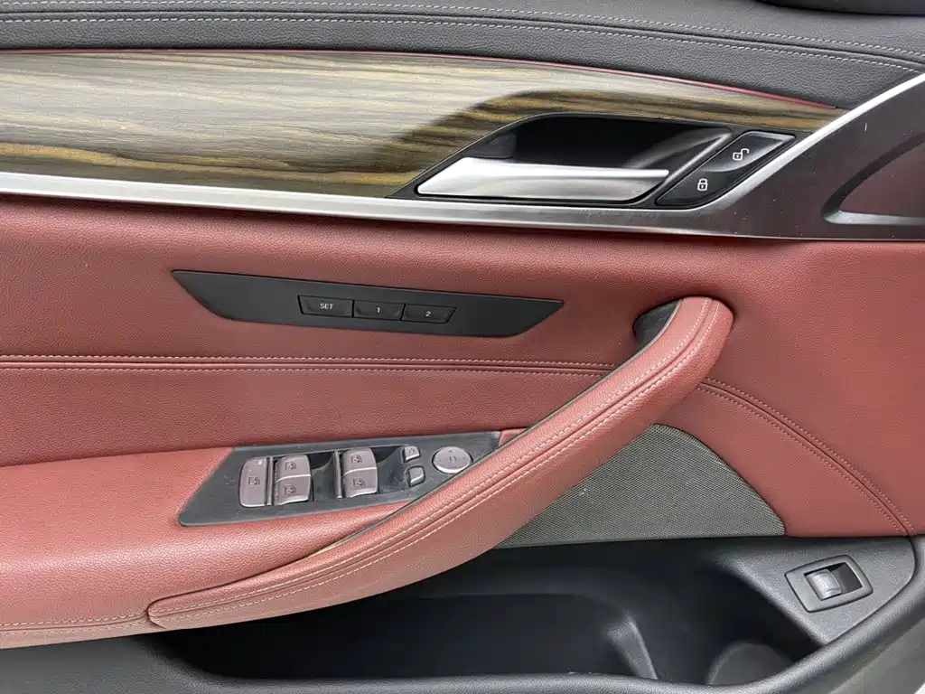BMW 5 Series — фото 25