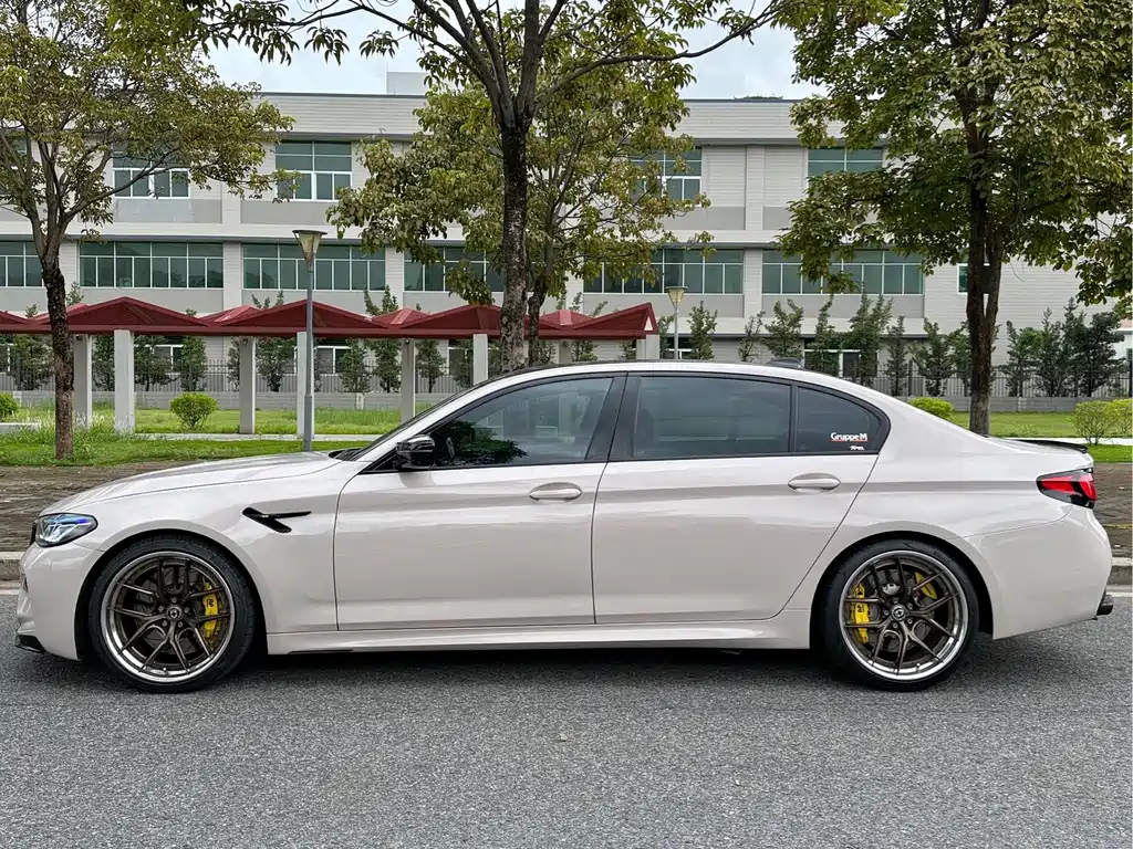 BMW 5 Series — фото 14