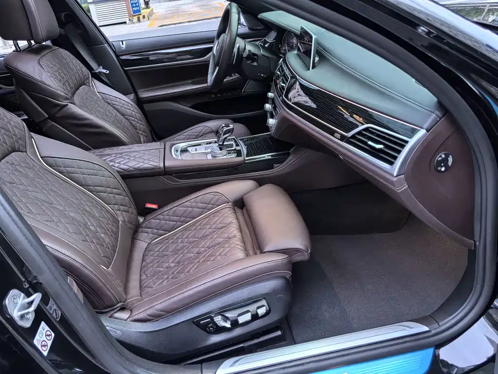 BMW 7 Series — фото 11