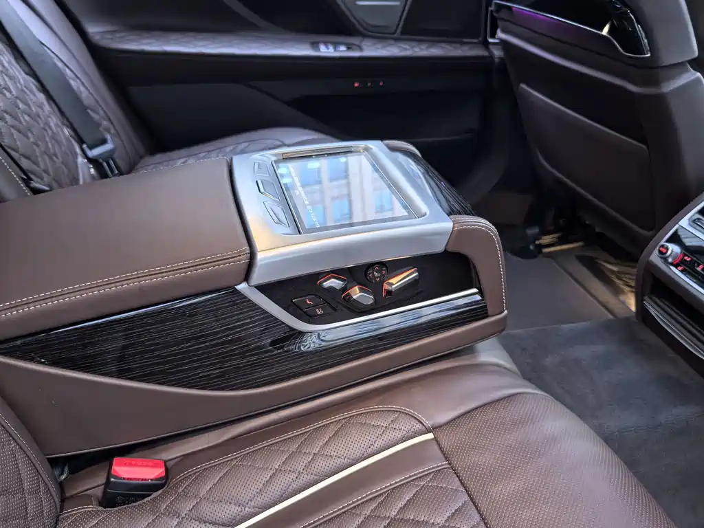 BMW 7 Series — фото 13