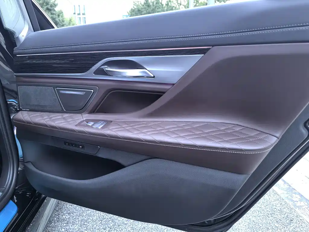 BMW 7 Series — фото 15
