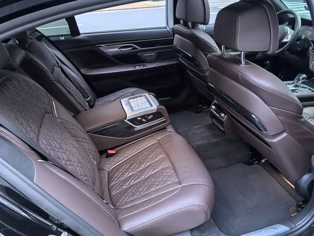 BMW 7 Series — фото 16
