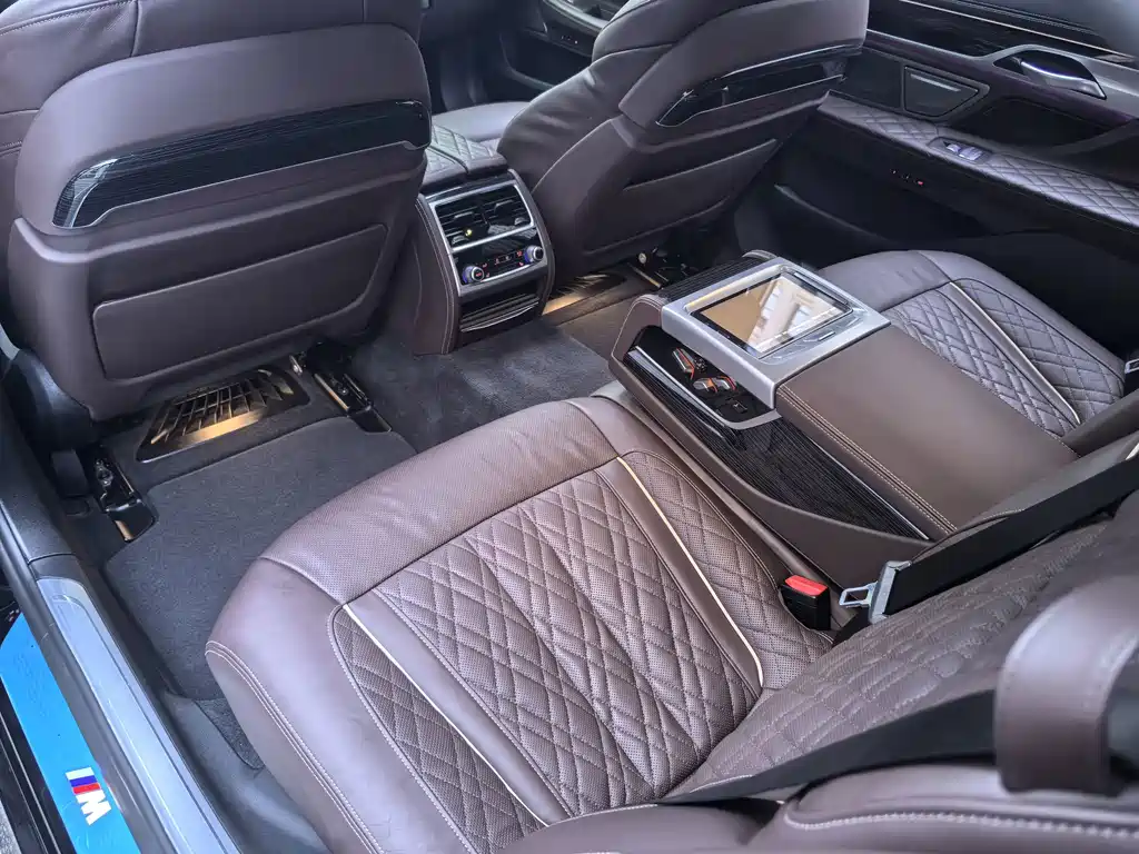 BMW 7 Series — фото 19