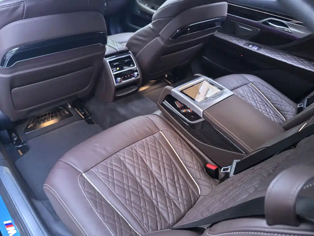 BMW 7 Series — фото 20