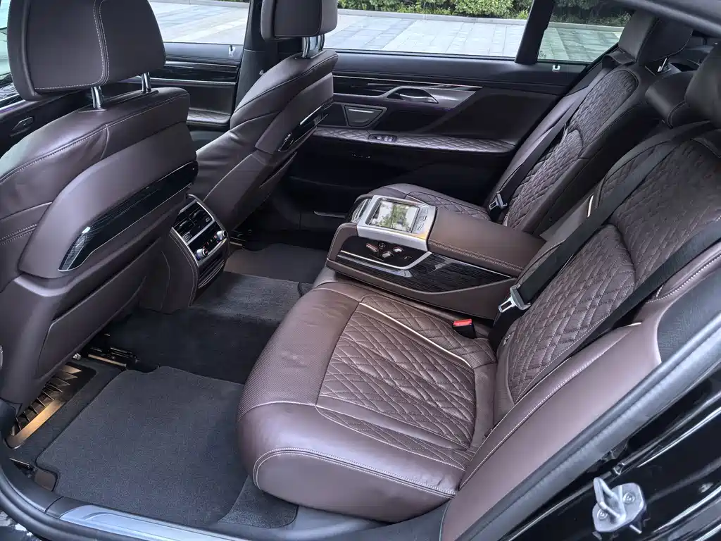 BMW 7 Series — фото 24