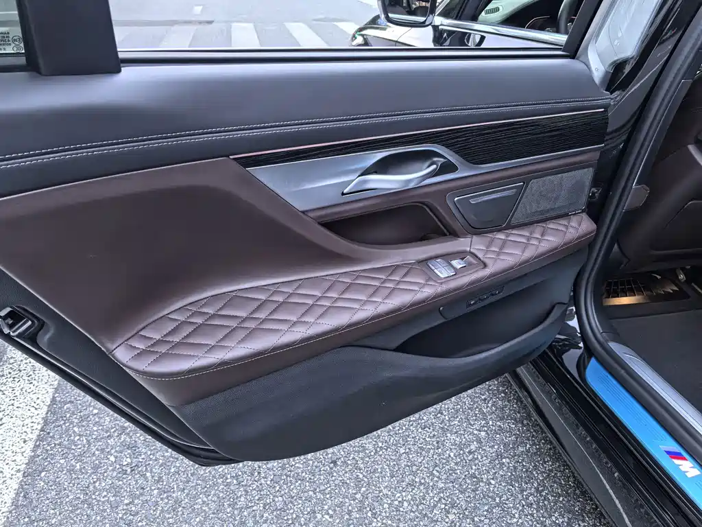 BMW 7 Series — фото 25