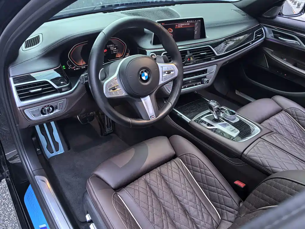BMW 7 Series — фото 26