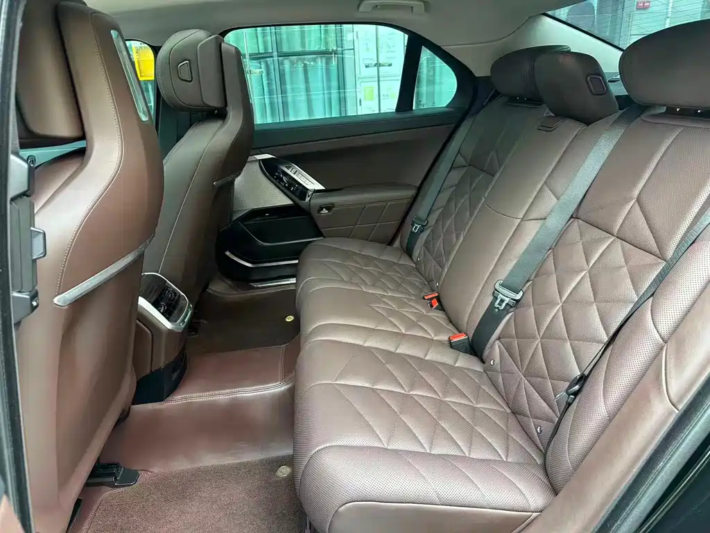 BMW 7 Series — фото 11