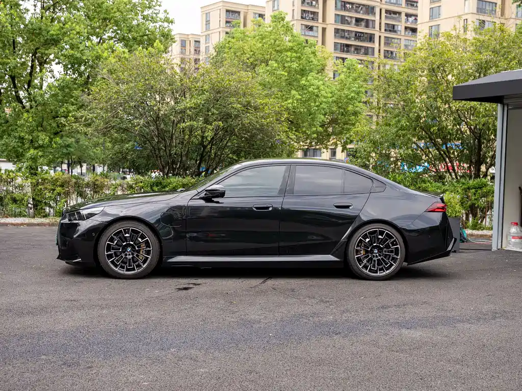 BMW M5 New Energy — фото 3