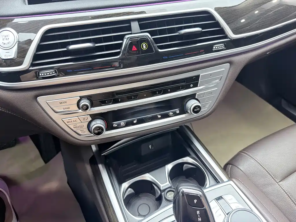 BMW 7 Series — фото 33
