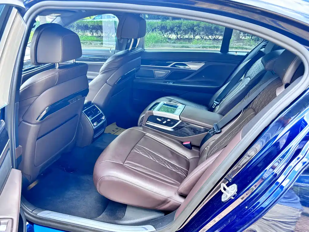 BMW 7 Series — фото 10