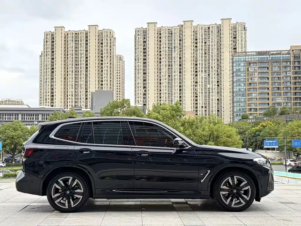 BMW iX3 — фото 4