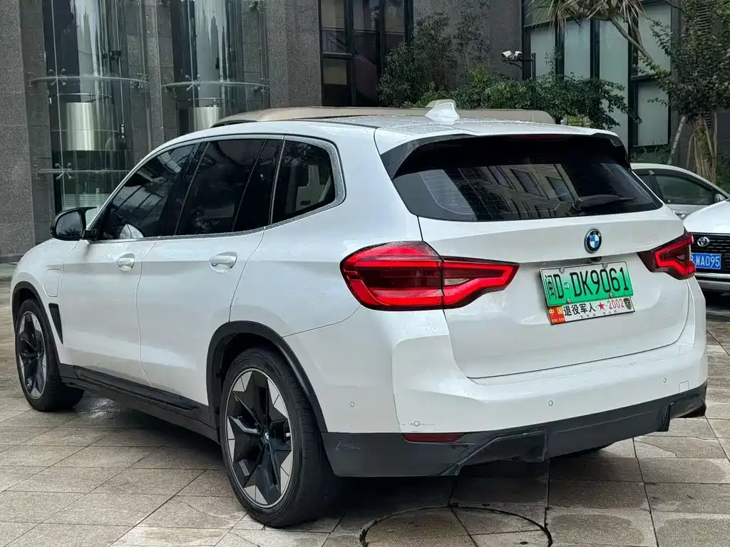 BMW iX3 — фото 9