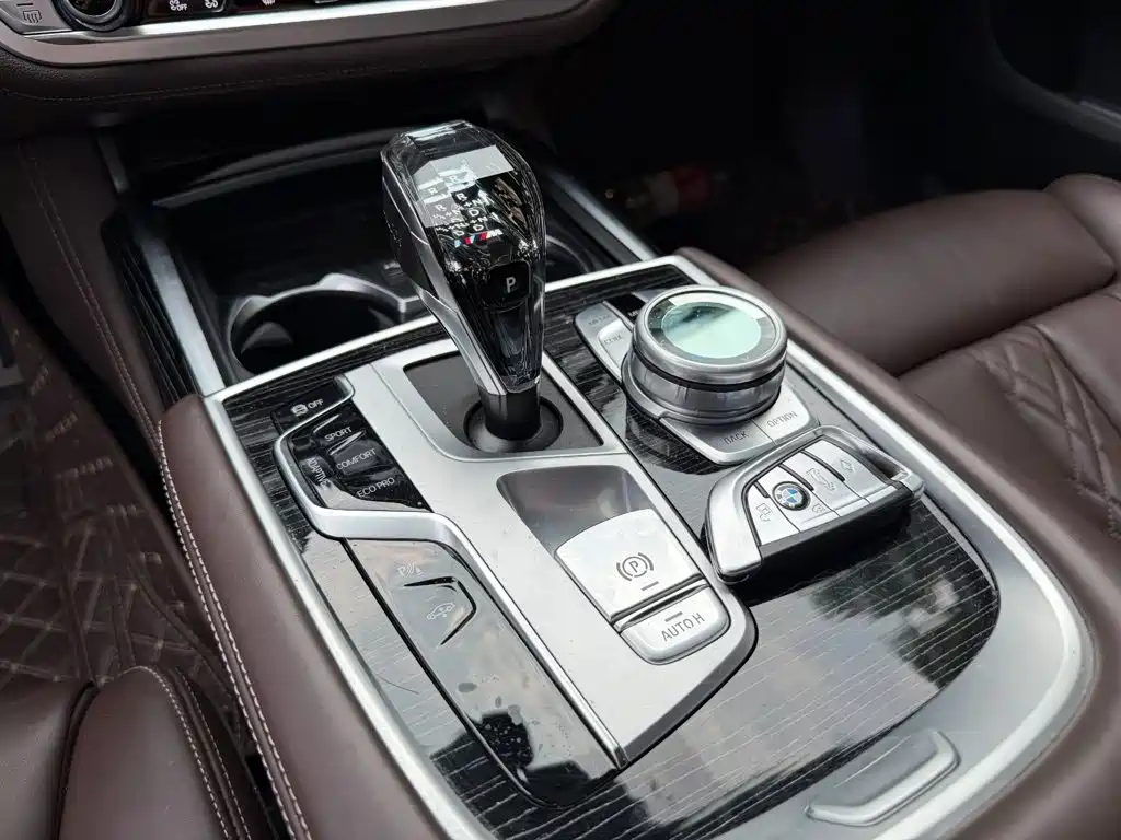 BMW 7 Series — фото 9