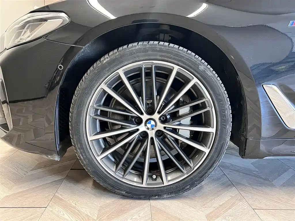 BMW 5 Series — фото 11