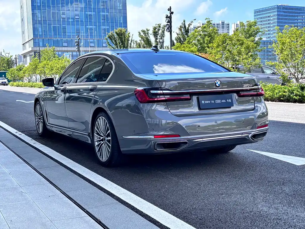 BMW 7 Series — фото 9