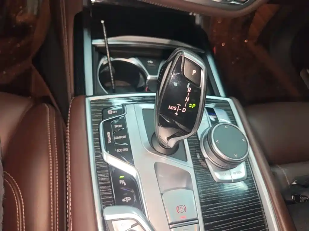 BMW 7 Series — фото 14
