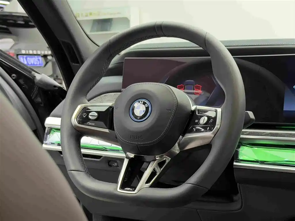 BMW i7 — фото 13
