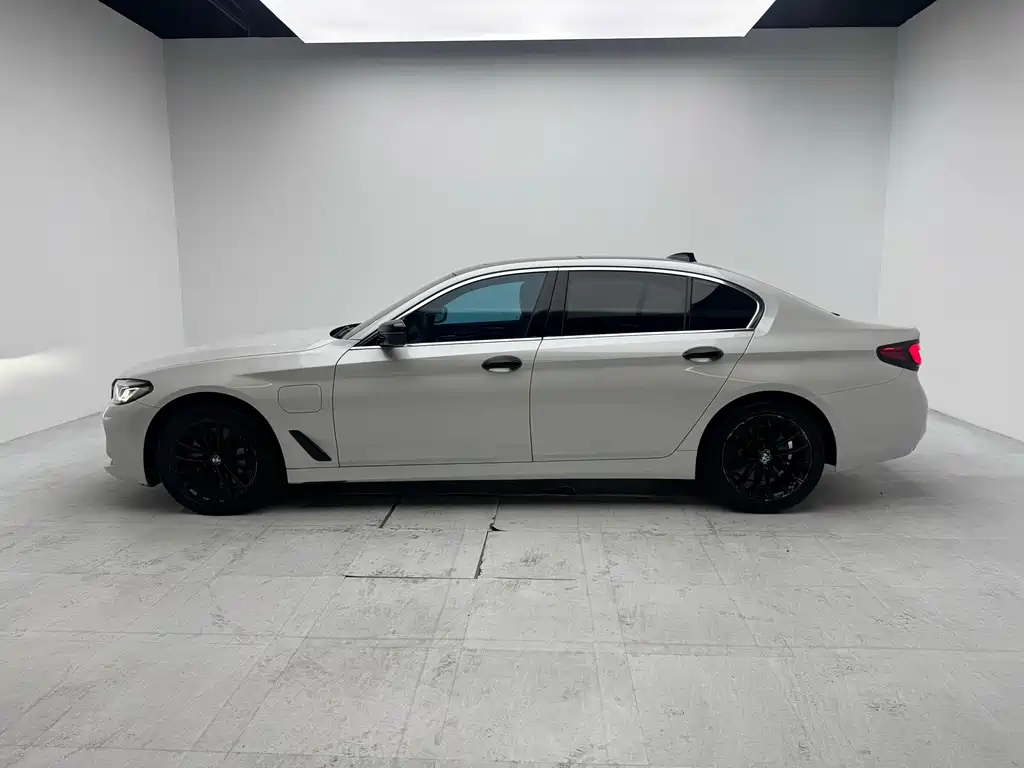 BMW 5 Series New Energy — фото 3